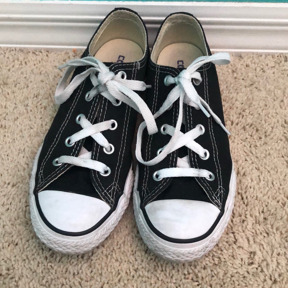 Black and white converse she’s.👟